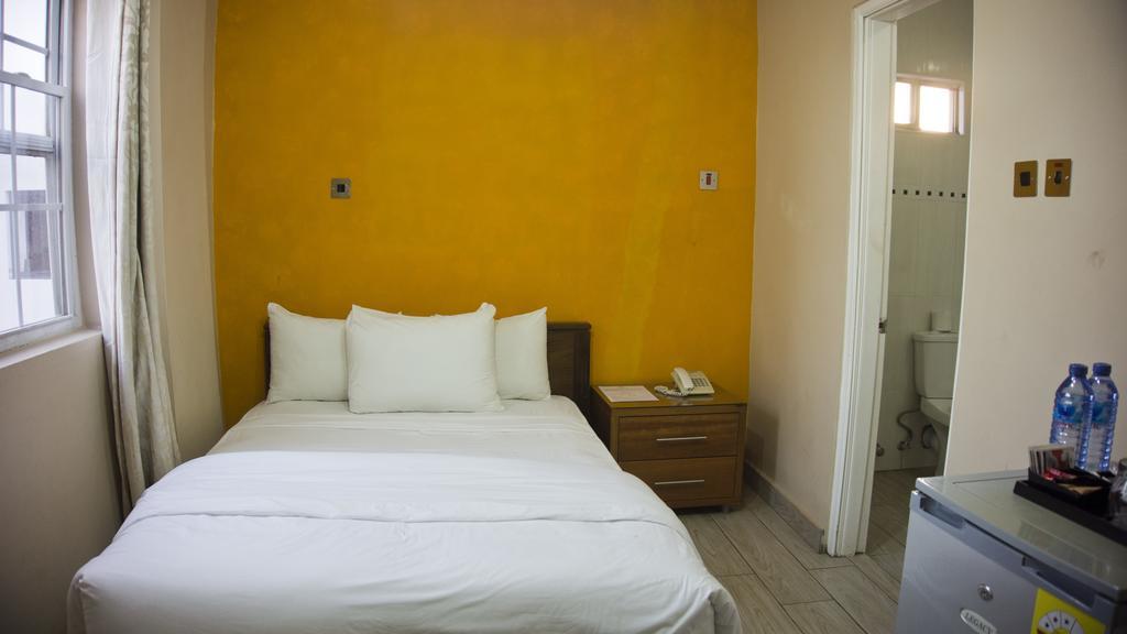 Tropical Enclave Hotel Acra Exterior foto