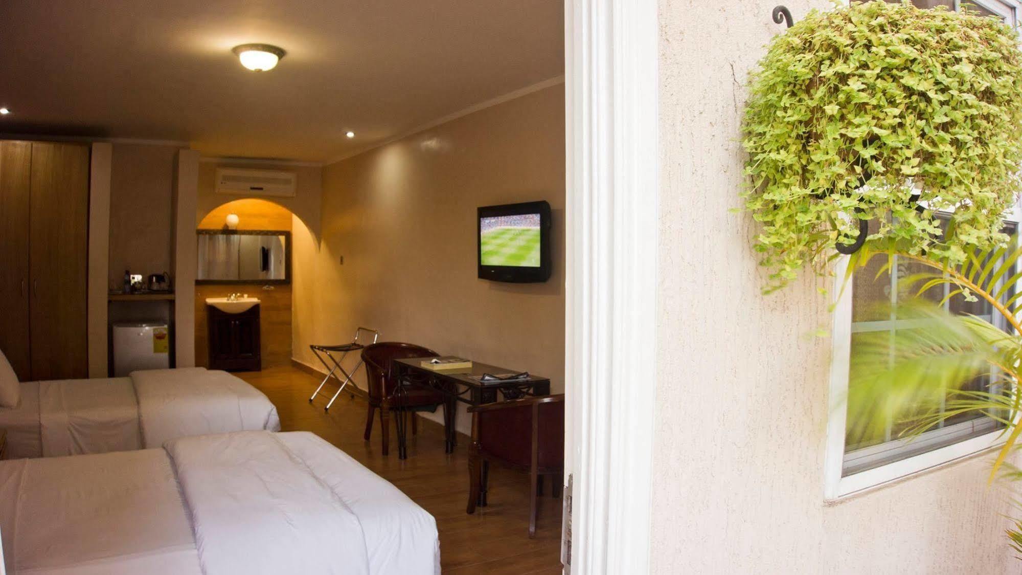 Tropical Enclave Hotel Acra Exterior foto